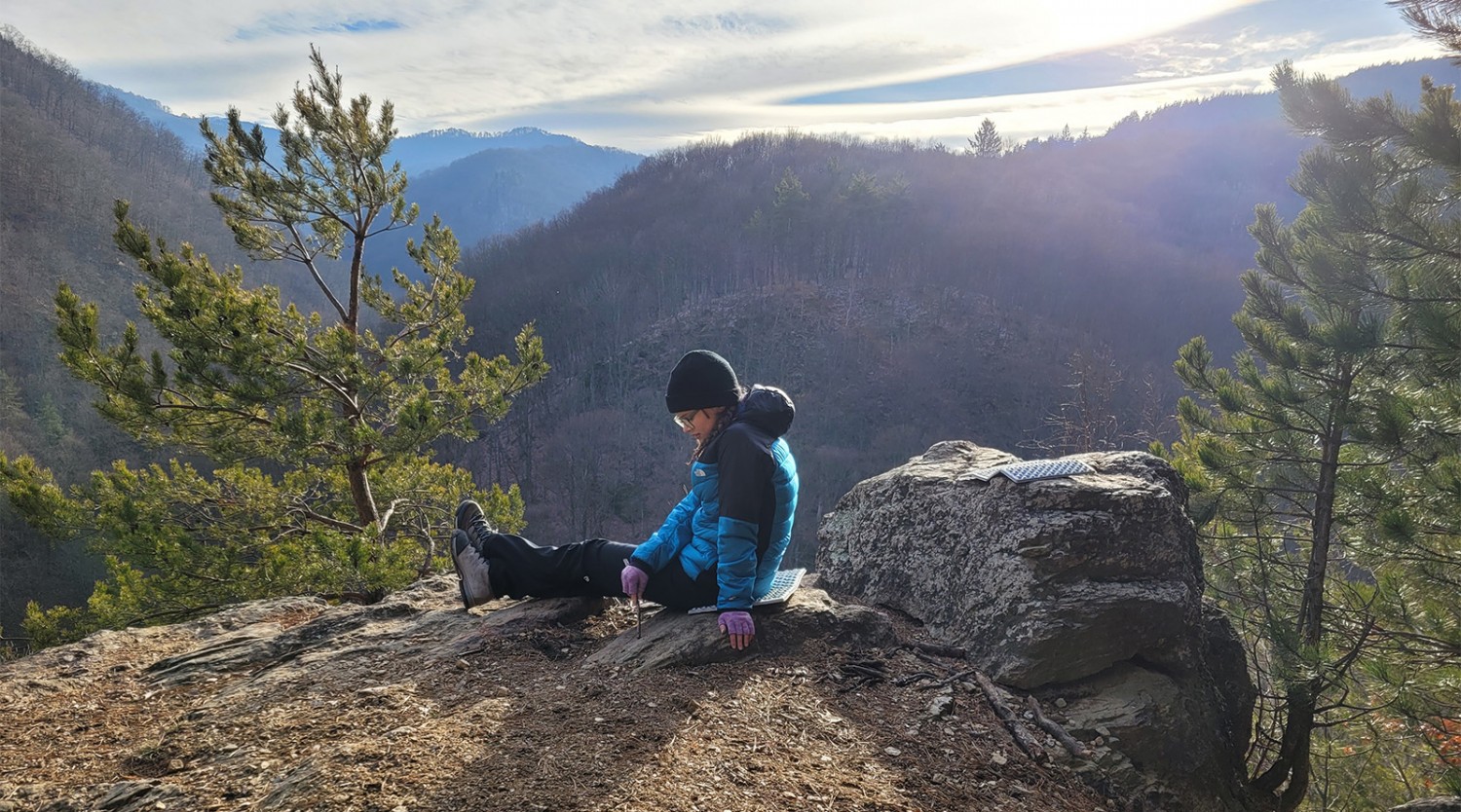Drumeție în familie pe cărări mai puțin bătute spre stânci de legendă