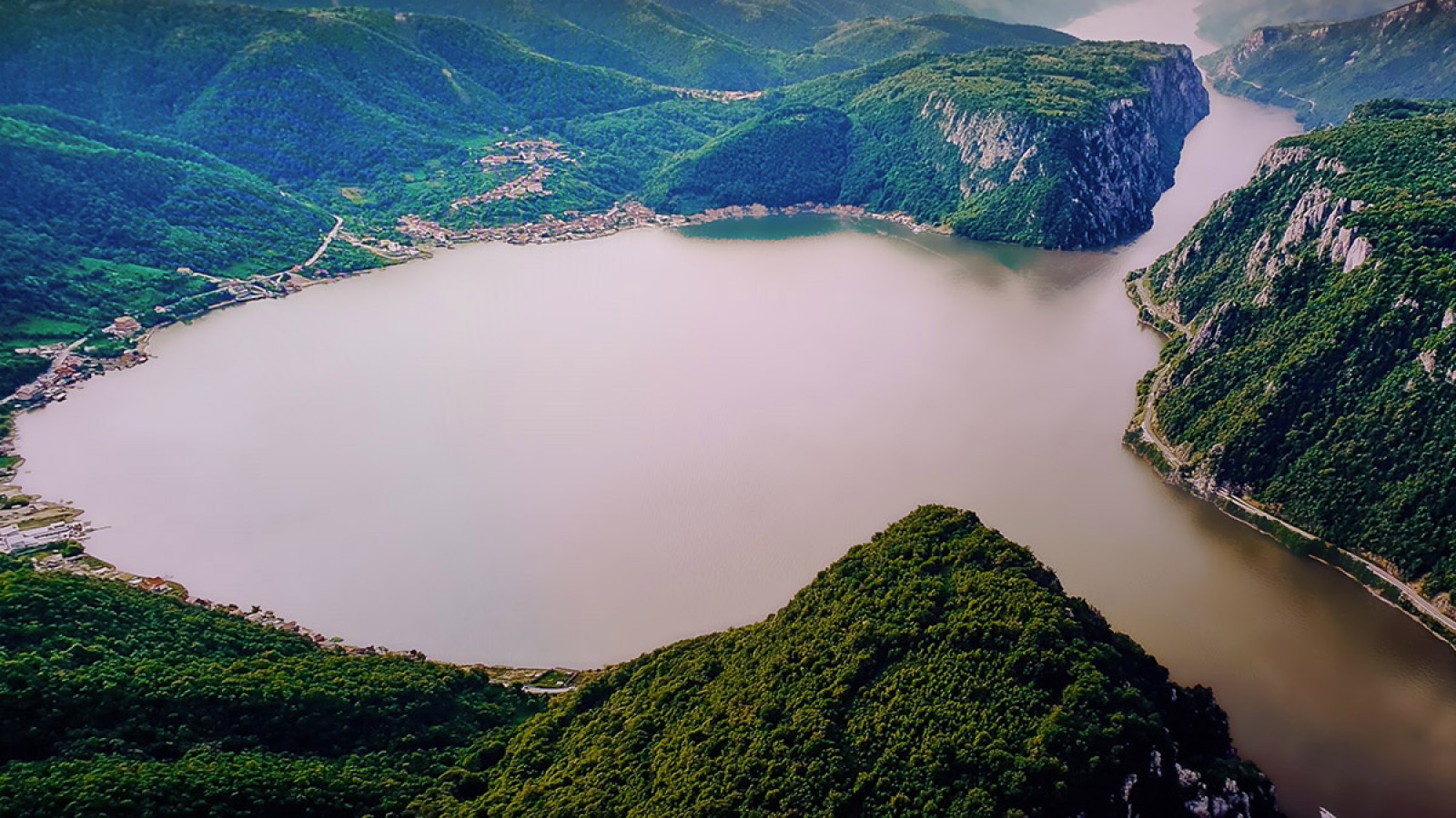Plimbare cu barca de-a lungul Clisurii Dunării